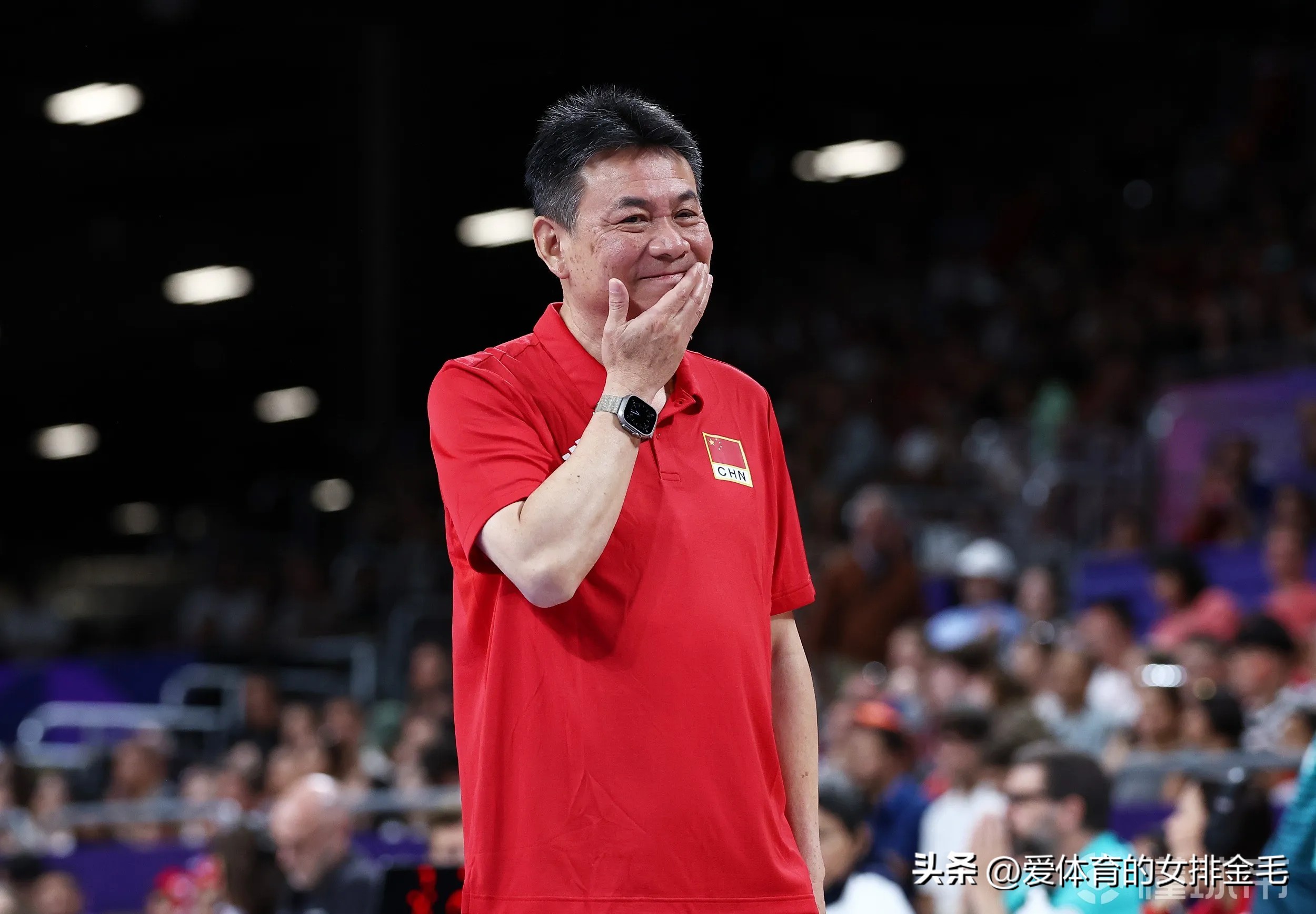凯尔特人在比赛中因伤离场，中国女排主教练感到担心